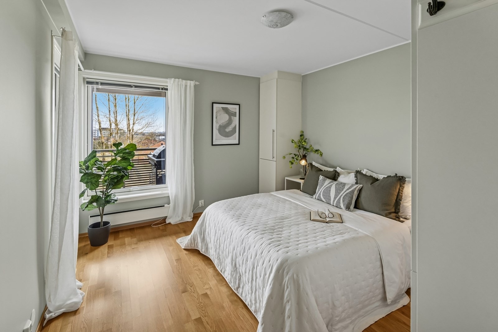 I leiligheten er det to gode soverom. Hovedsoverommet har garderobeskap og god plass til dobbeltseng og tilhørende nattbord. Galleribilde