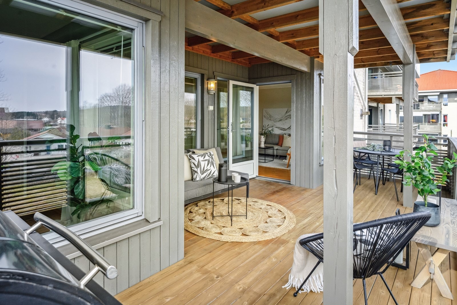 Balkongen har rikelig med plass til utemøblement som sittegruppe, grill og beplantning. Galleribilde