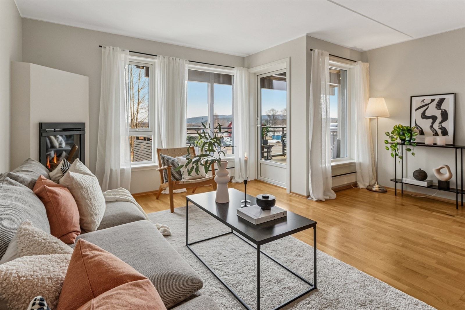 Fra stuen er det utgang til overbygget vestvendt balkong med et areal på hele 19 kvm! Galleribilde