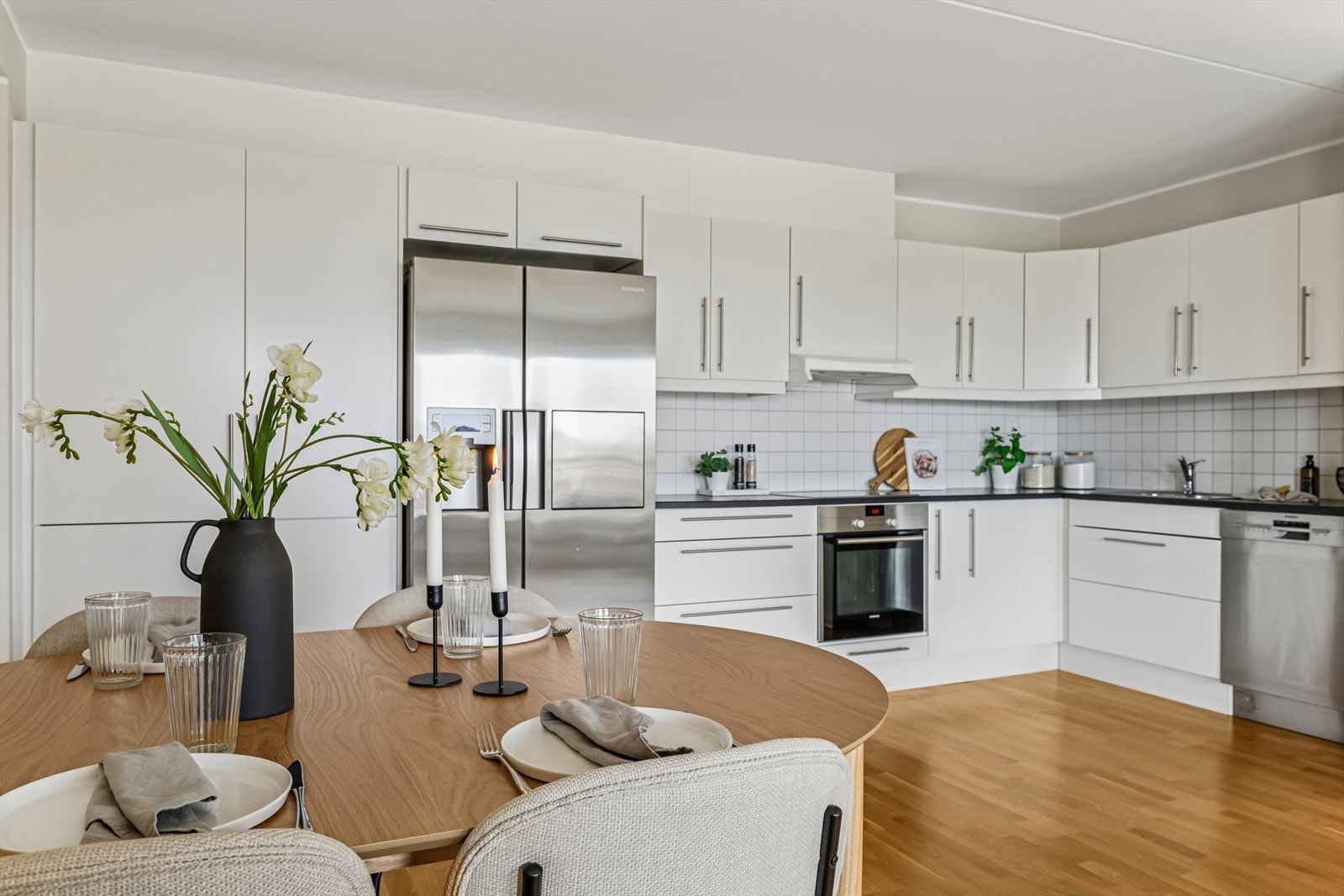 Praktisk og velholdt kjøkken med hvit kjøkkeninnredning fra byggeår. Galleribilde