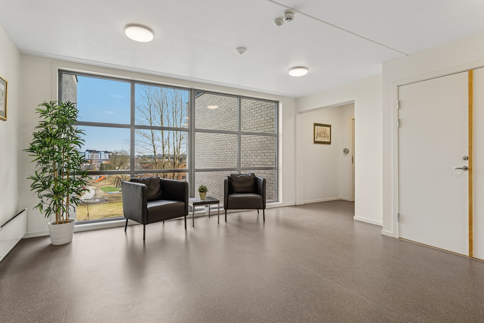 Ut fra trapp eller heisen kommer man ut i hyggelig fellesområdet på vei inn til leiligheten. Galleribilde