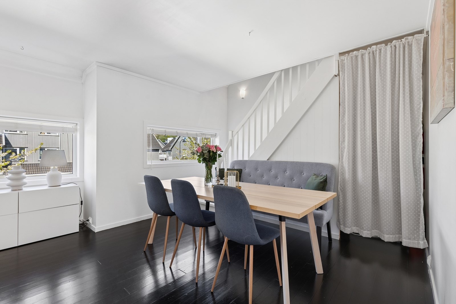 Det er god plass til å spise for hele familien Galleribilde