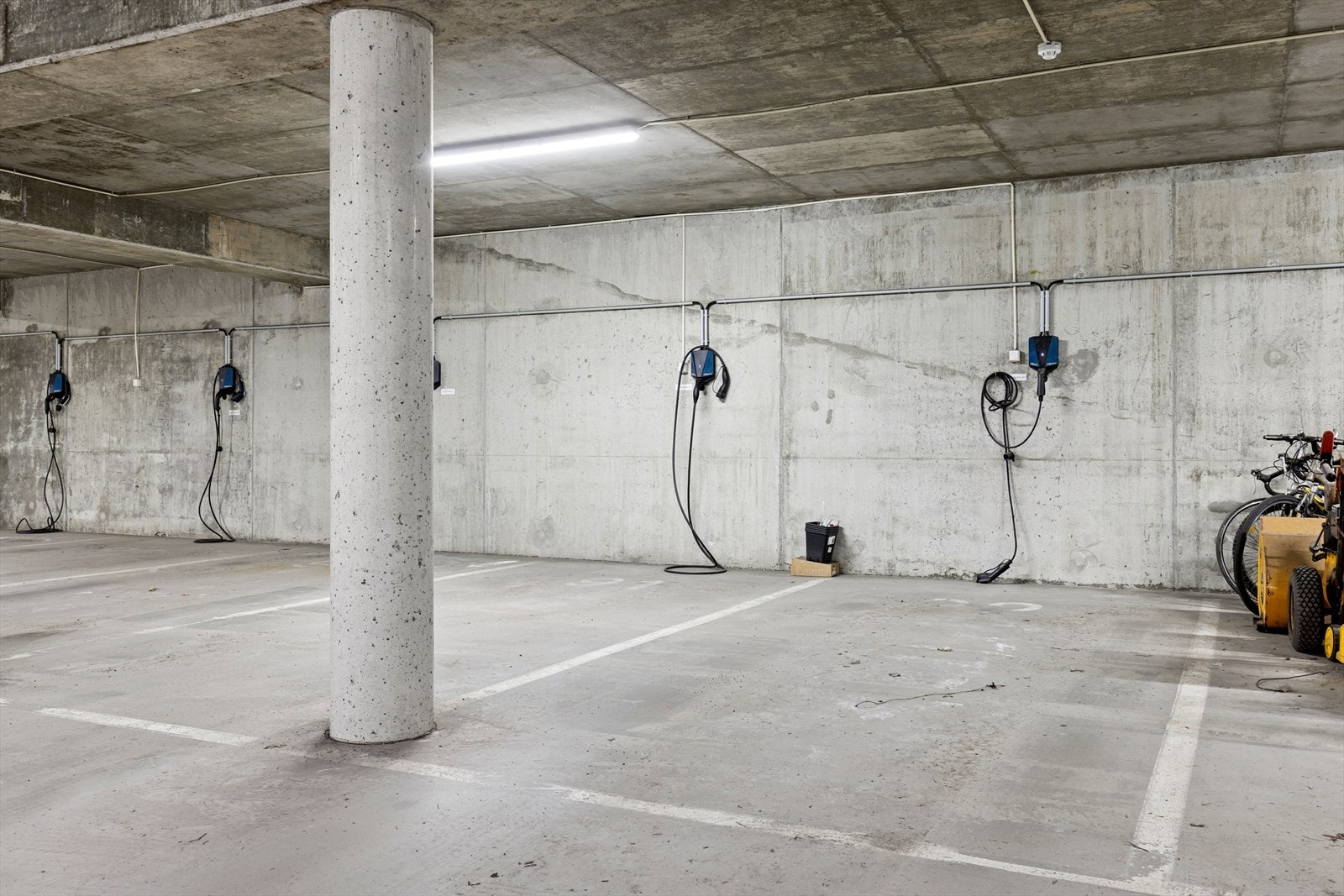 Garasje
plass med el-bil-lader Galleribilde
