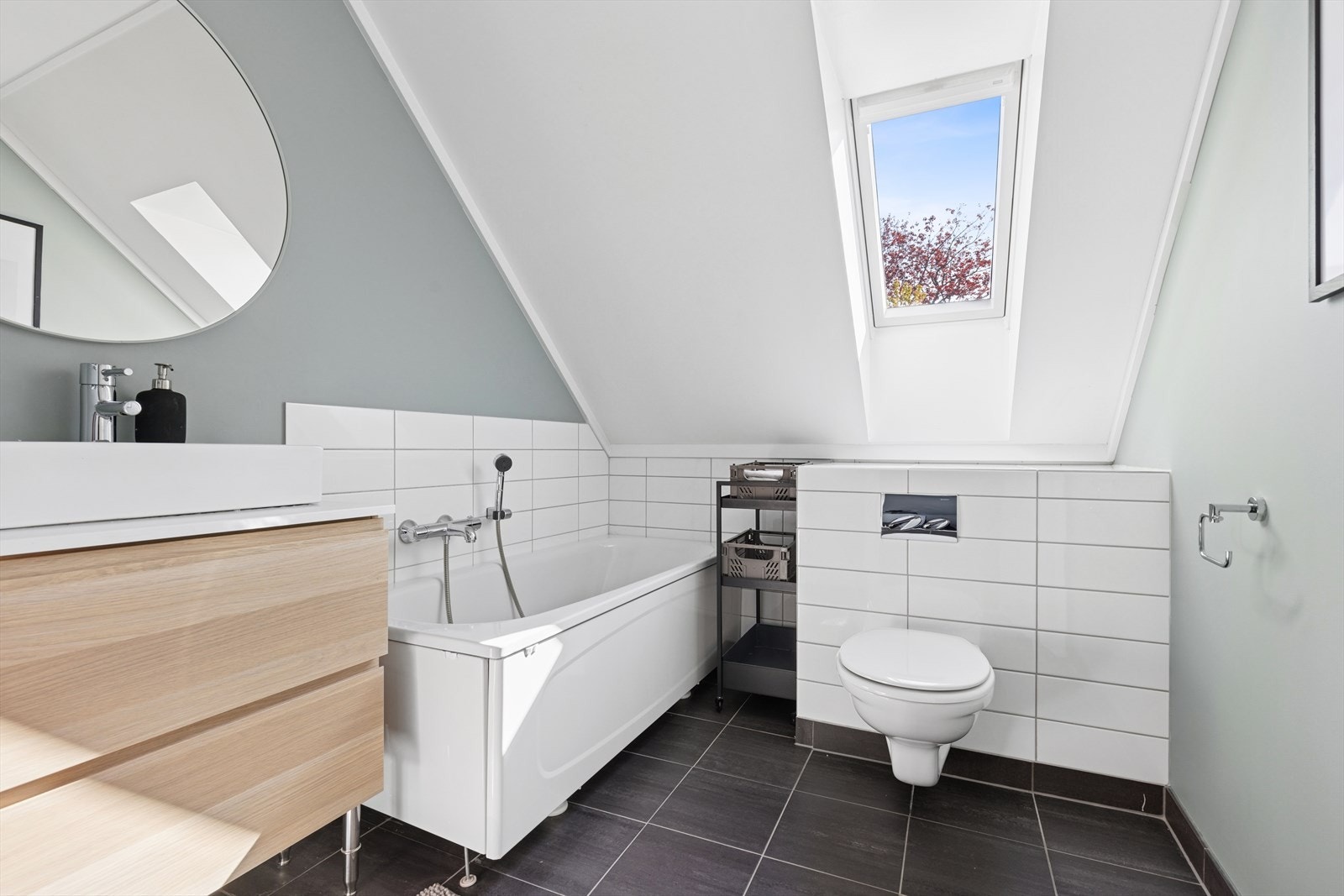 Vegghengt toalett, badekar og innredning Galleribilde