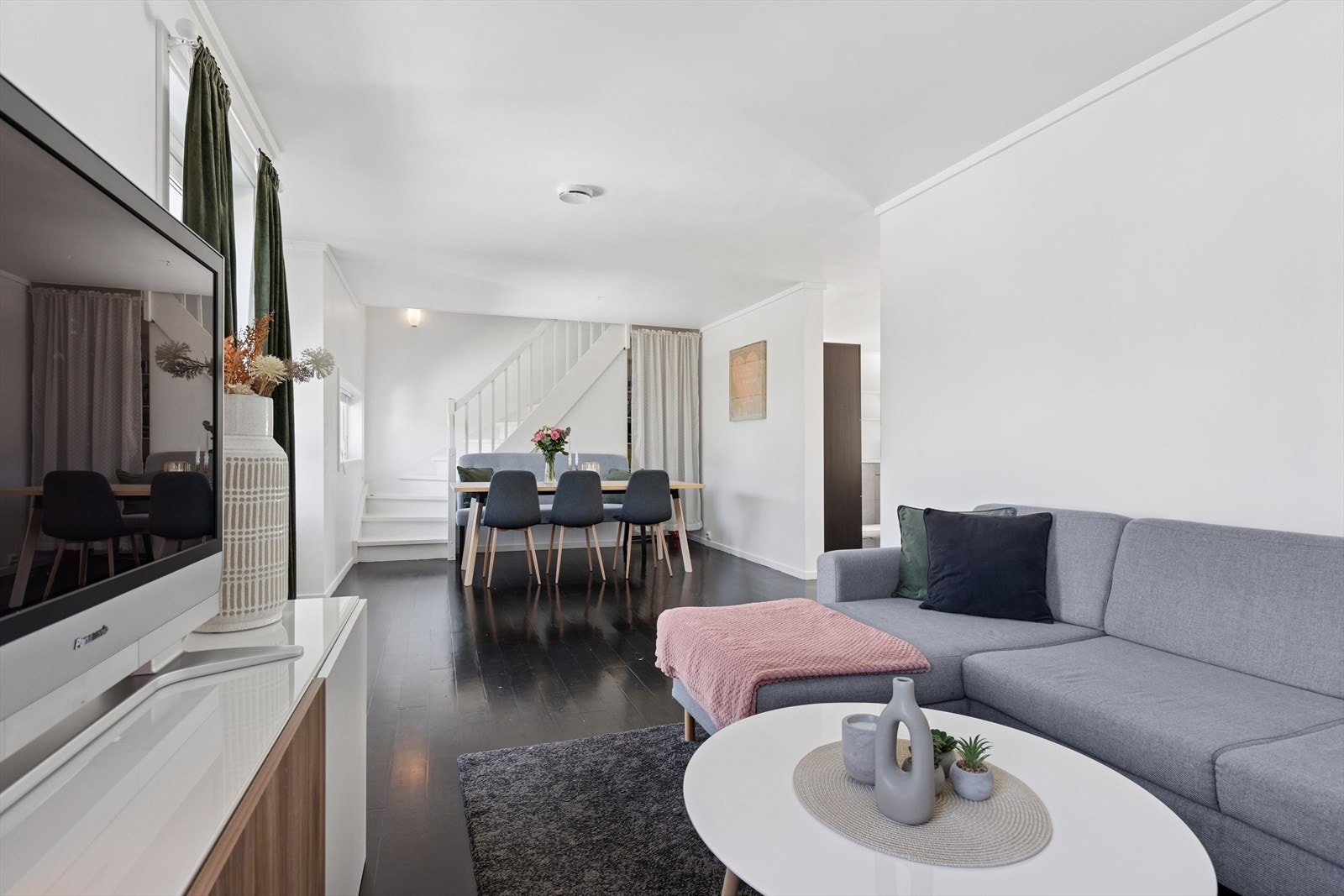 Stor romslig stue med plass til både sofa og spisebord Galleribilde