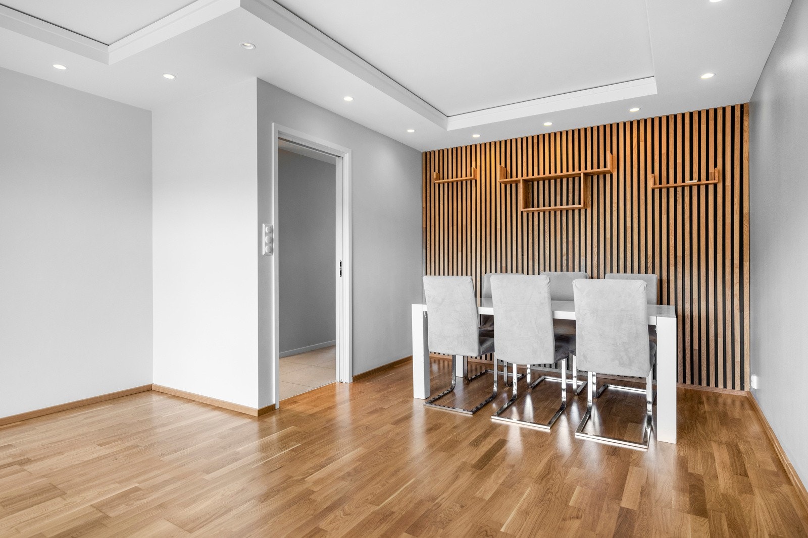 I stuen er det plass til spisemøblement som innbyr til sosialt samvær med familie og venner. Galleribilde