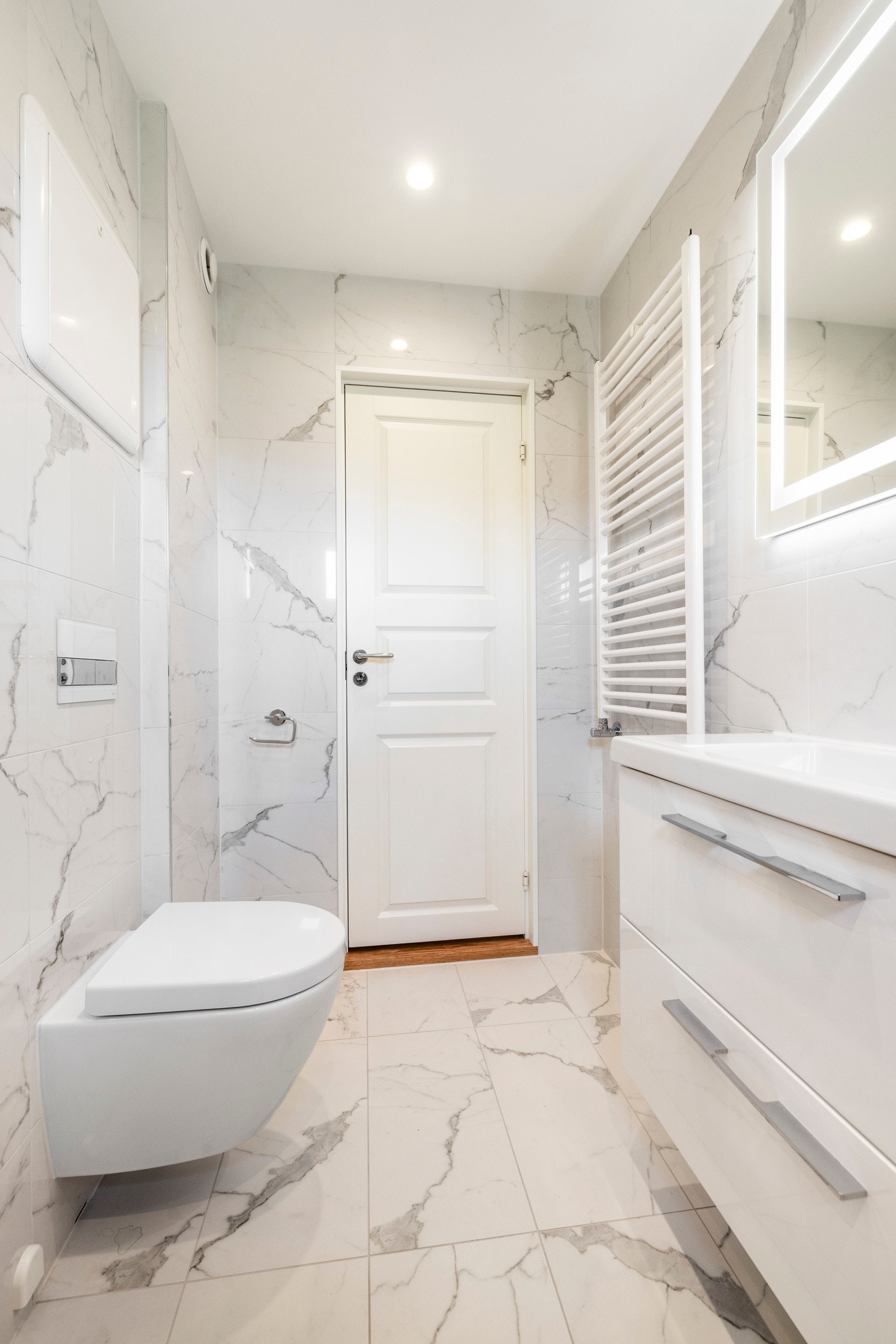 Baderomsinnredning med modulskap med skuffer og toppmontert servantplate av porselen. Galleribilde