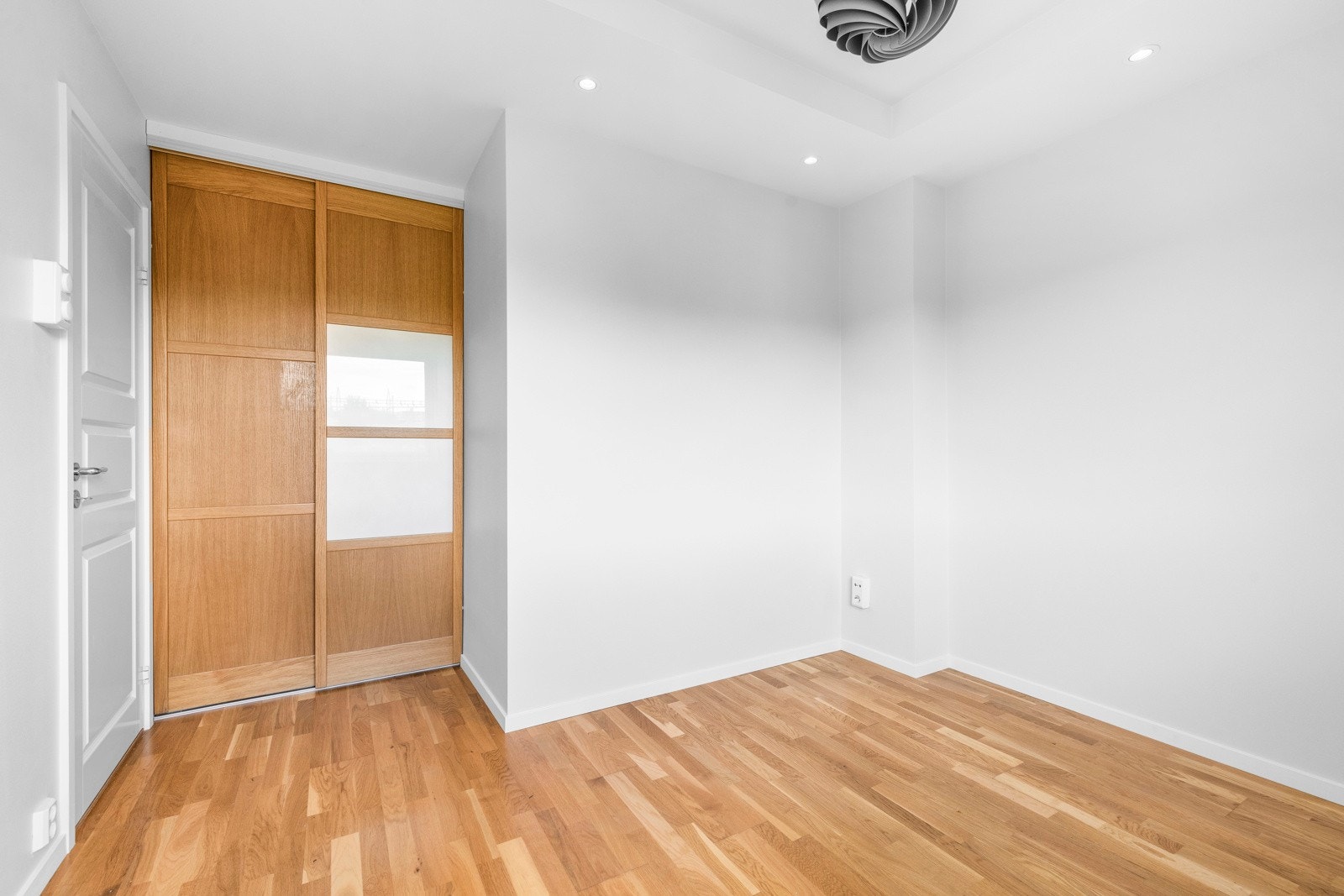 Det er 2 gode soverom i leiligheten, begge med god plass til dobbeltseng, nattbord og annet møblement man måtte ha behov for. Galleribilde