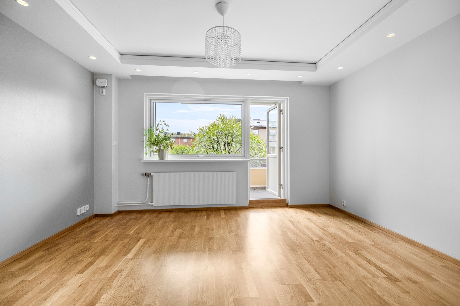 Stuen har direkte adkomst til balkongen, som fungerer som en forlengelse av oppholdsrommet og gir deg et ekstra utendørsrom. Galleribilde