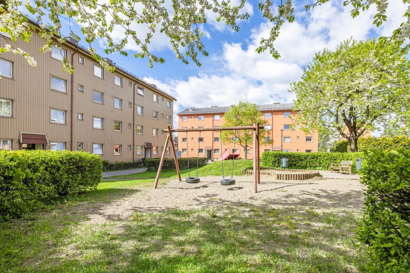 Store, flotte fellesområder med lekeplasser og sittegrupper - til glede for små og store. Galleribilde