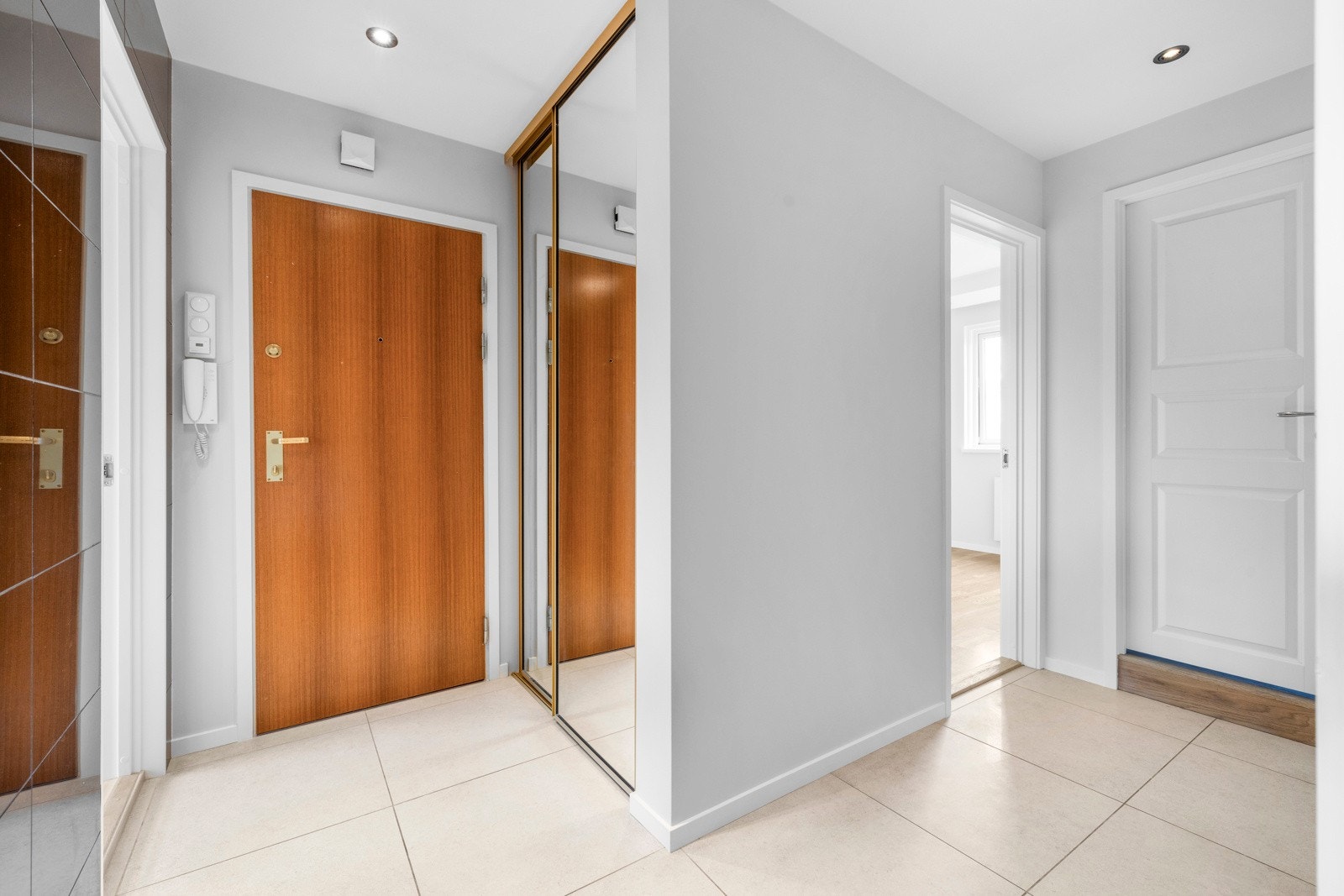 Velkommen inn! Innbydende entré som gir et godt førsteinntrykk av leiligheten. Galleribilde