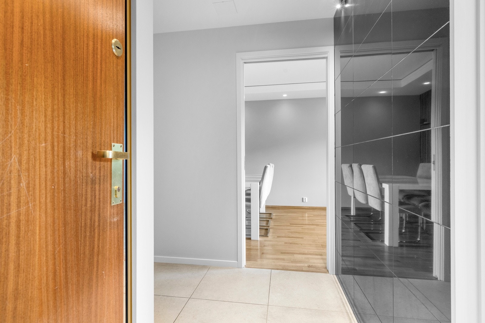 Godt med garderobeskap for oppbevaring av klær og utstyr. Galleribilde