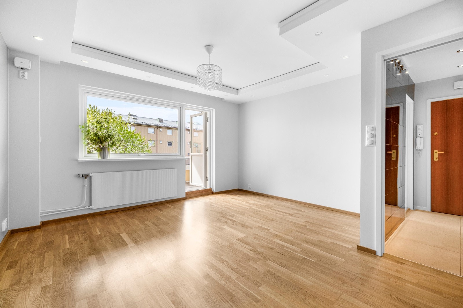 Den romslige stuen gir rikelig plass til sofagruppe, spisemøblement og annet man måte ha behov for. Galleribilde