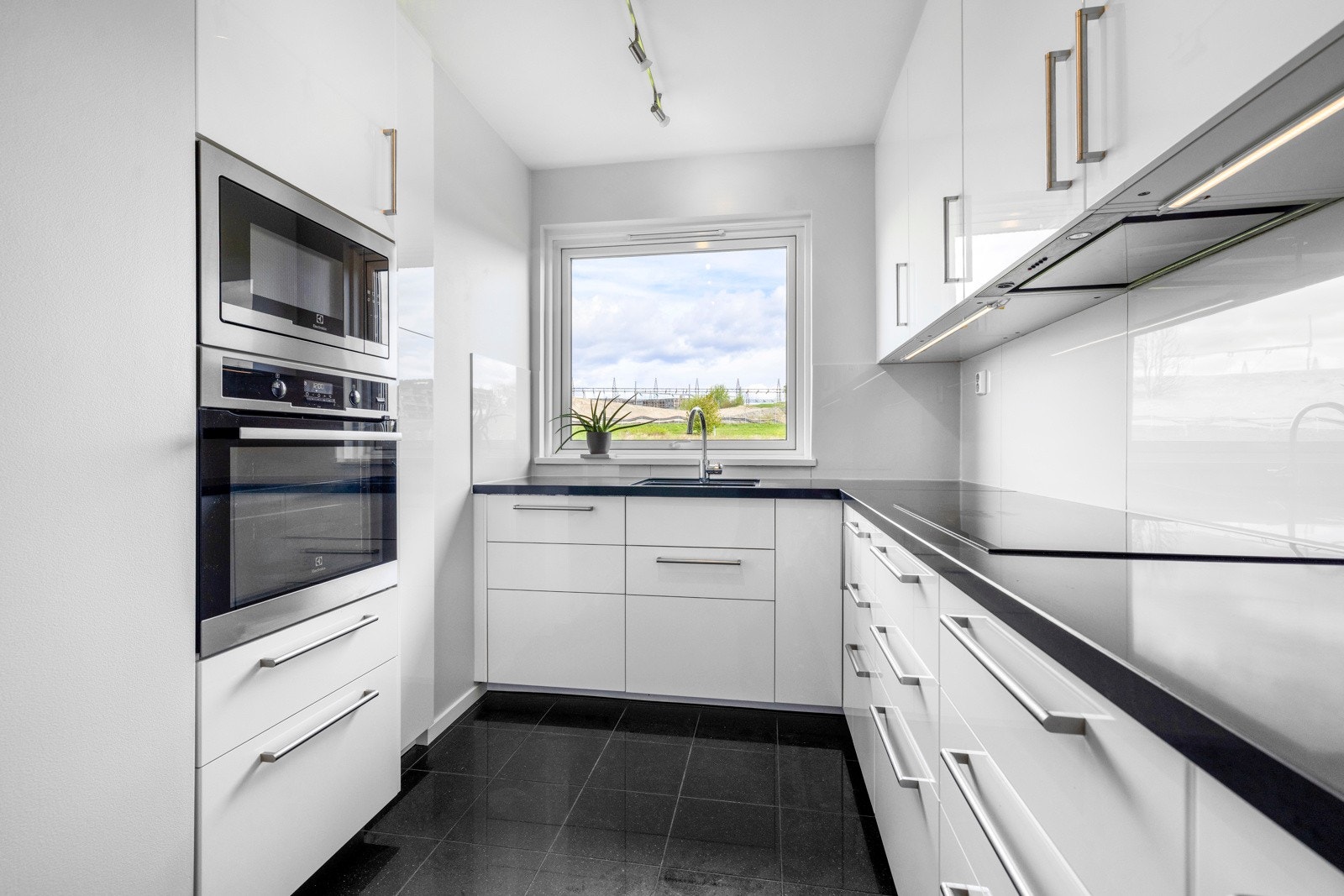 Lyst og moderne kjøkken fra 2018 - godt med skap og benkplass. Galleribilde