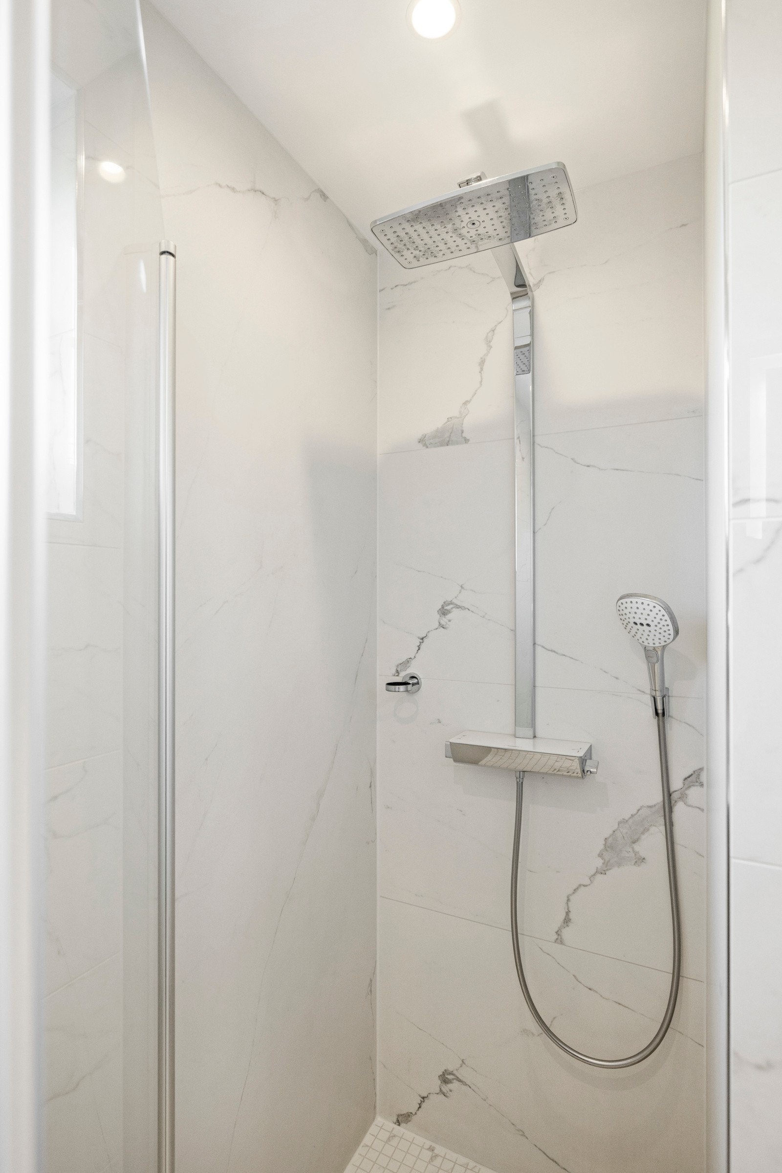 Dusjnisje med svingbar dør i herdet glass. Galleribilde