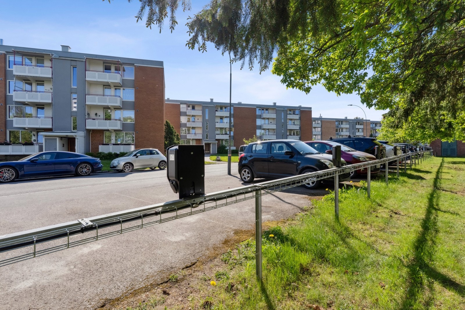 Ladestasjoner i borettslaget, kun for beboerne i borettslaget. Galleribilde