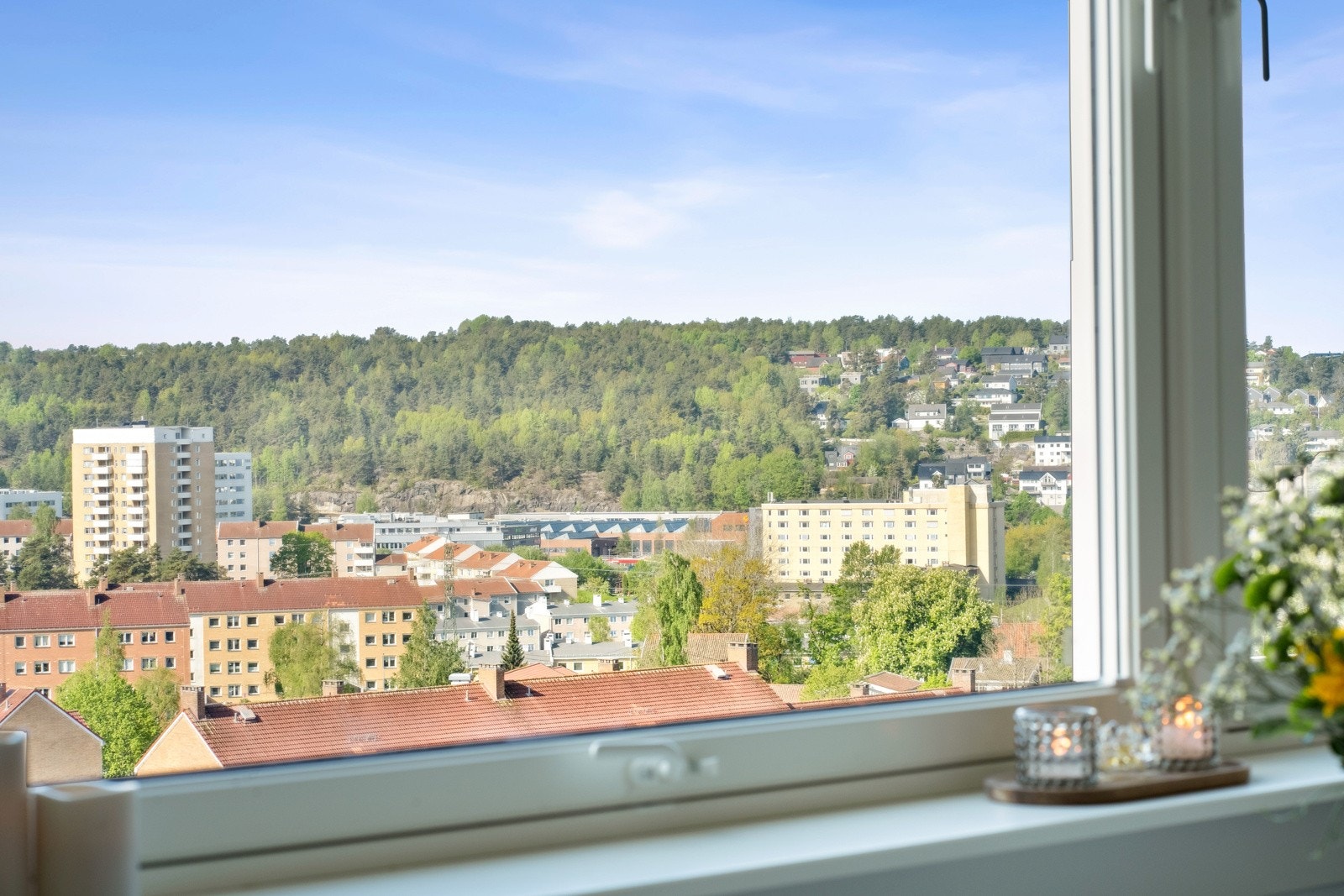 Flott utsikt fra leiligheten som ligger fint til i 11. etg. Galleribilde