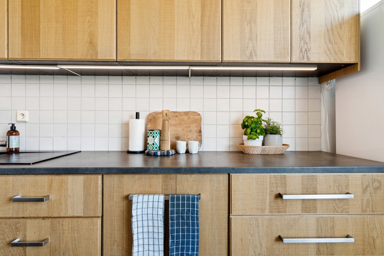 Praktisk, velholdt og velfungerende kjøkken fra 2015 med integrert oppvaskmaskin. Galleribilde