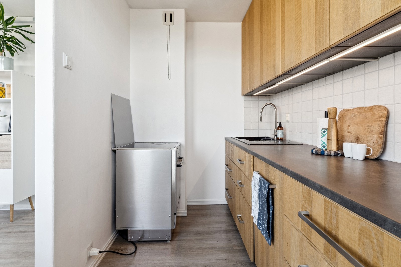 Kjøkken med integrert oppvaskmaskin. Galleribilde