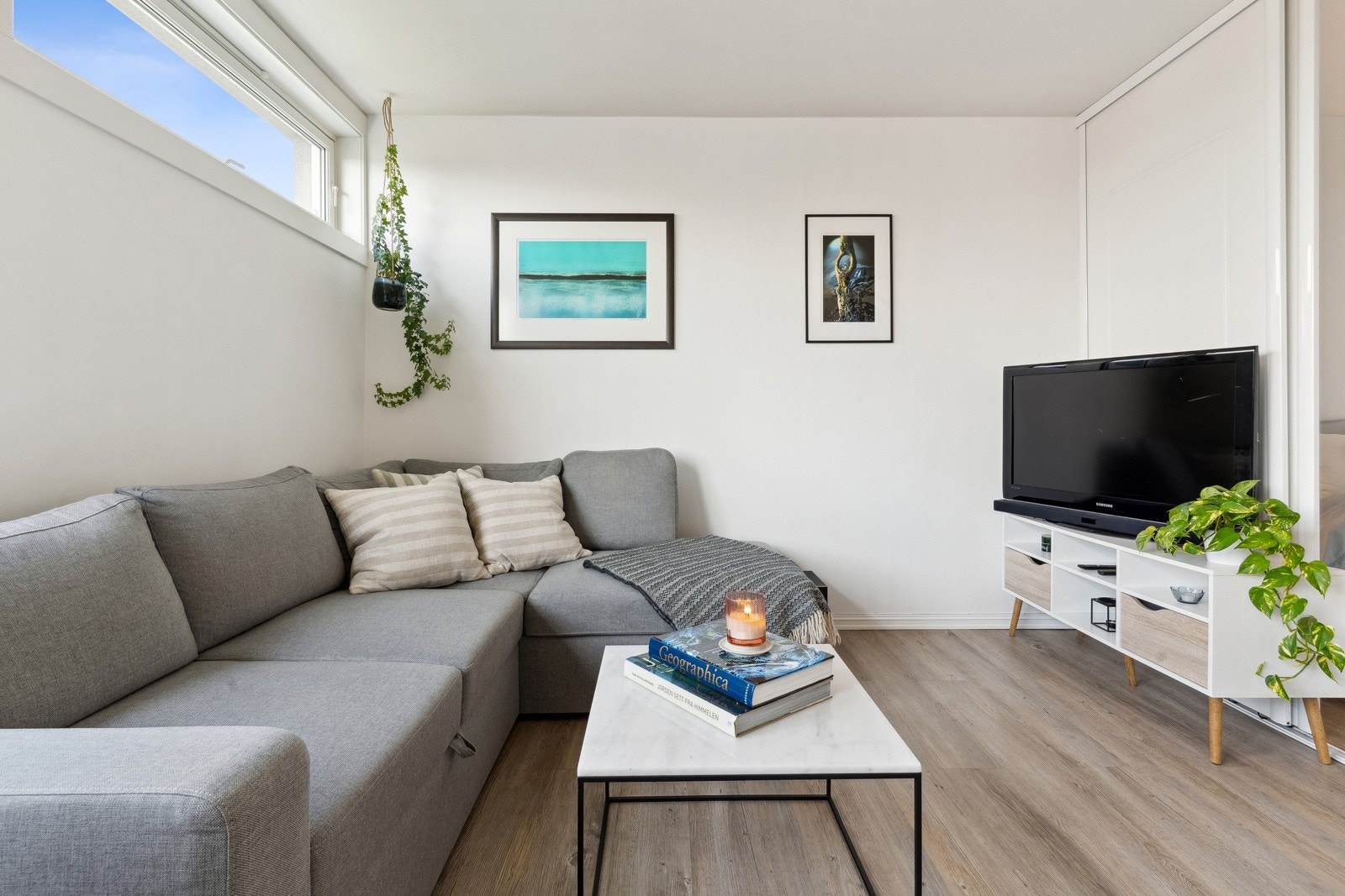 God plass til stor sofagruppe og tv-benk. Galleribilde