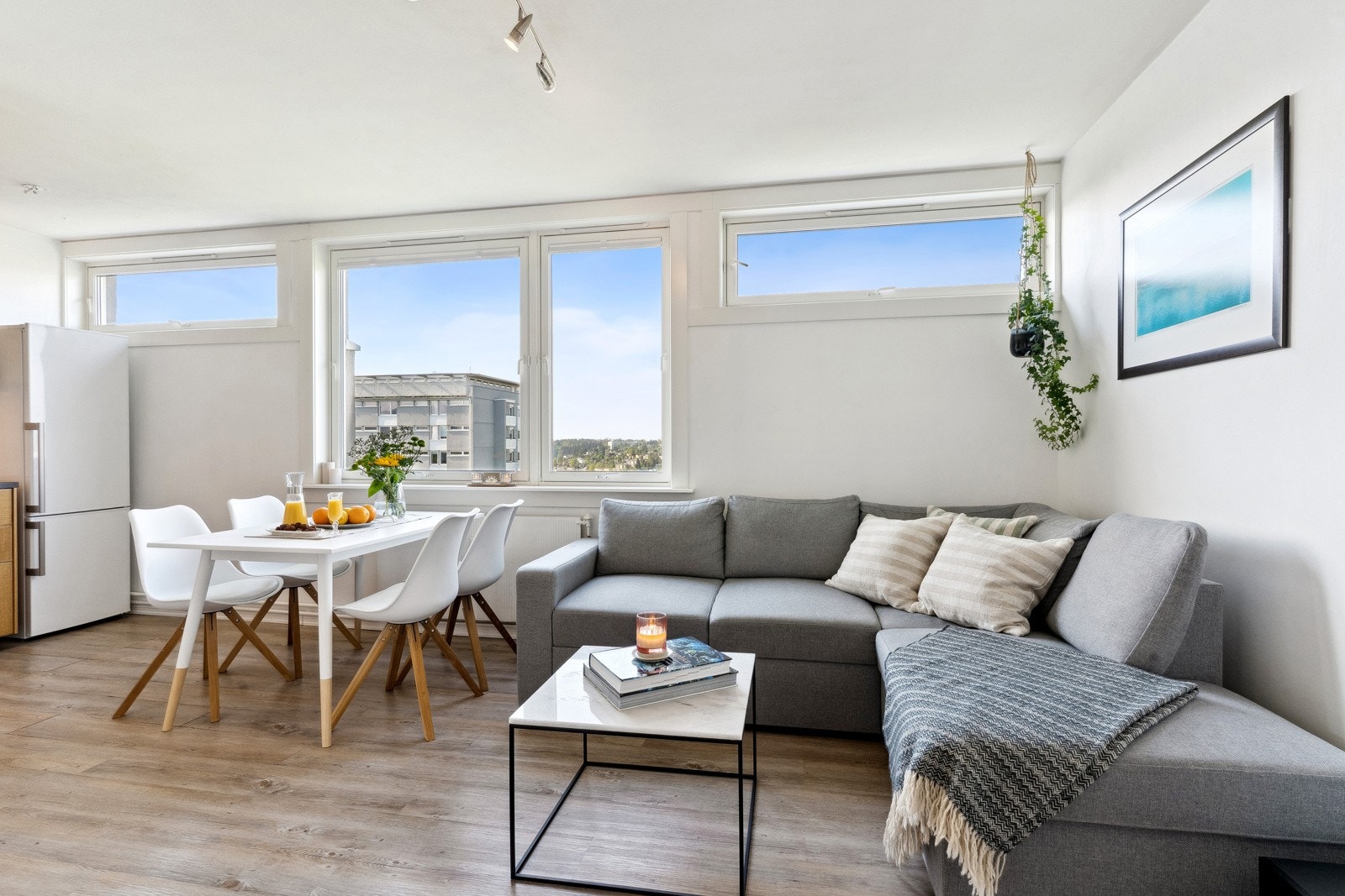 Lys og innbydende stue med god plass til spisebord og sofagruppe. Galleribilde