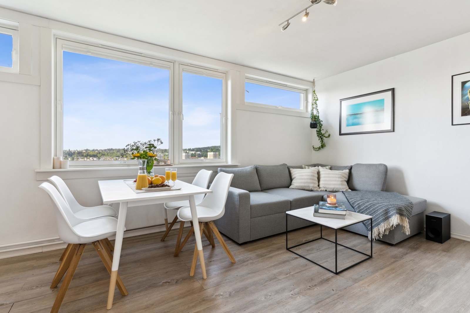 Velkommen til fin 1-roms utsiktsleilighet sentralt på Manglerud senter. Galleribilde