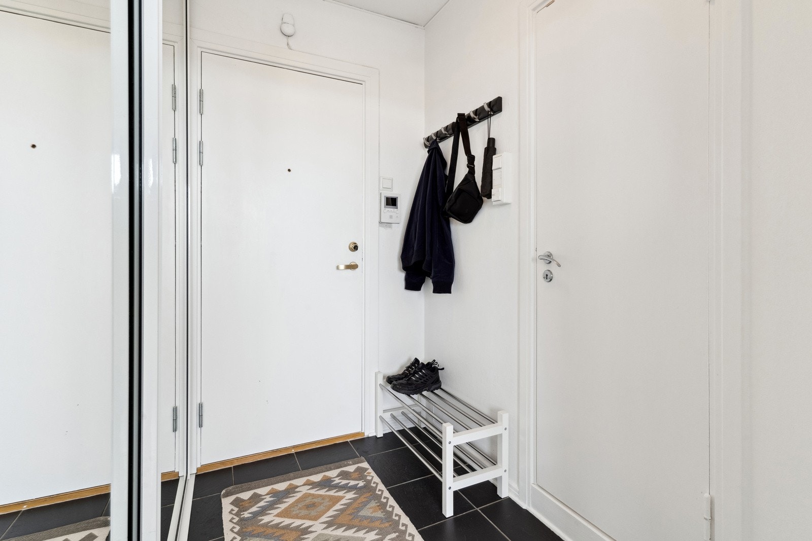 Lys og romslig entre med skyvedørsgarderobe. Galleribilde