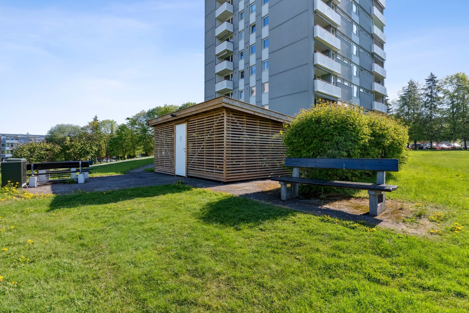 Sykkelparkering med kameraovervåking - ypperlig å trille elsykkel rett inn. Galleribilde