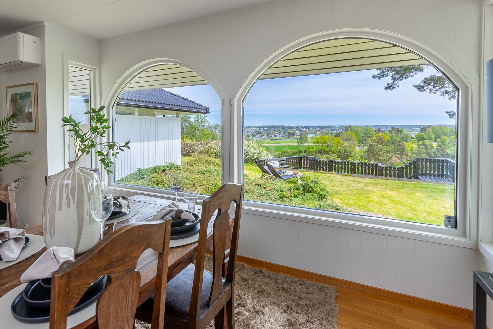 Her er det ikke innsyn - men nydelig utsikt mot hagen og omgivelsene forøvrig Galleribilde