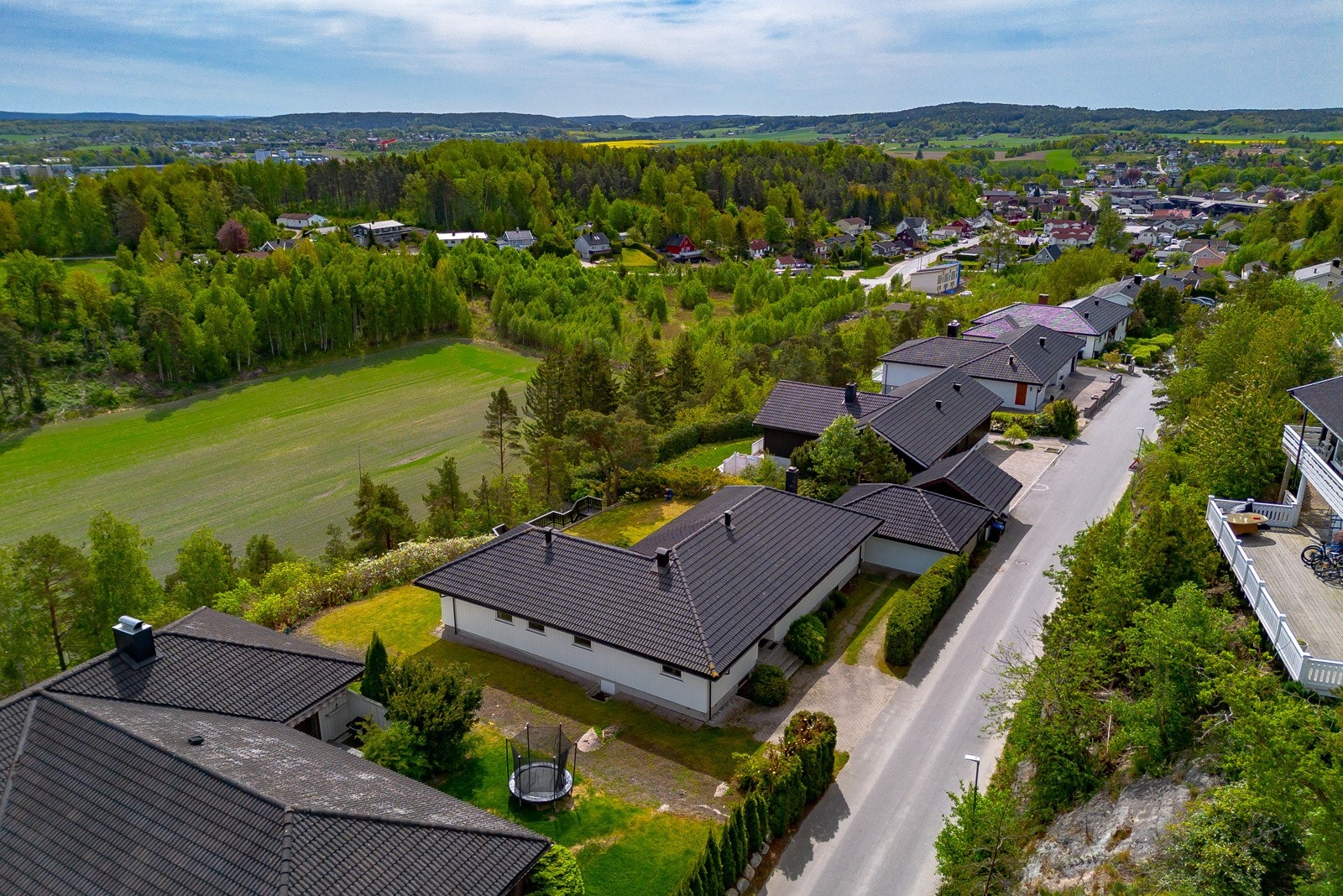 Utsiktstomt med en flott beliggenhet og med en helt privat hage. En stor eiet tomt med muligheter for den rette kjøper! Galleribilde