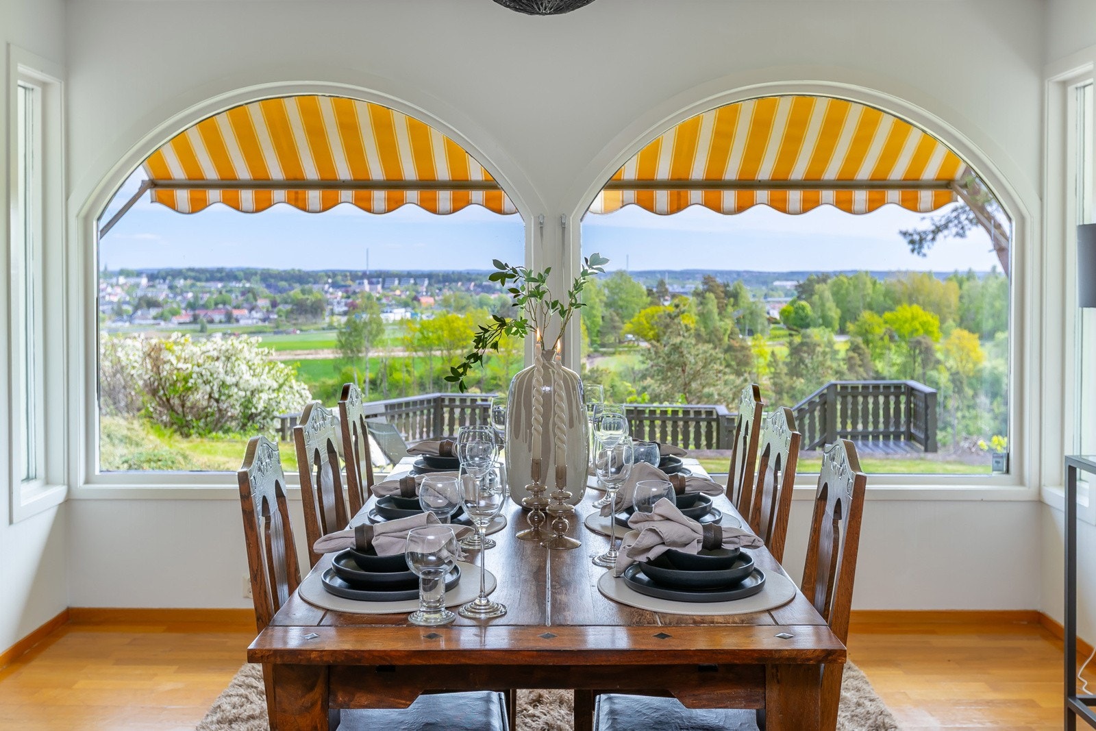 Perfekt sted å dekke et festbord! Galleribilde