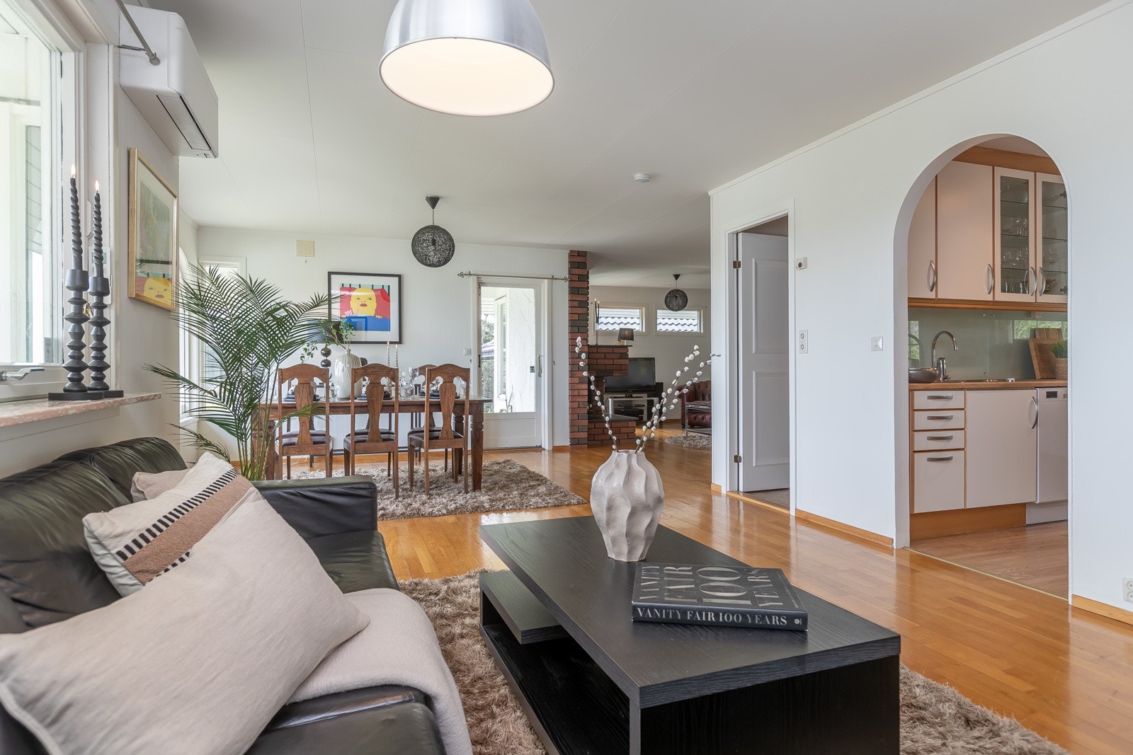 Stor åpen stue med rikelig av lysinnslipp Galleribilde