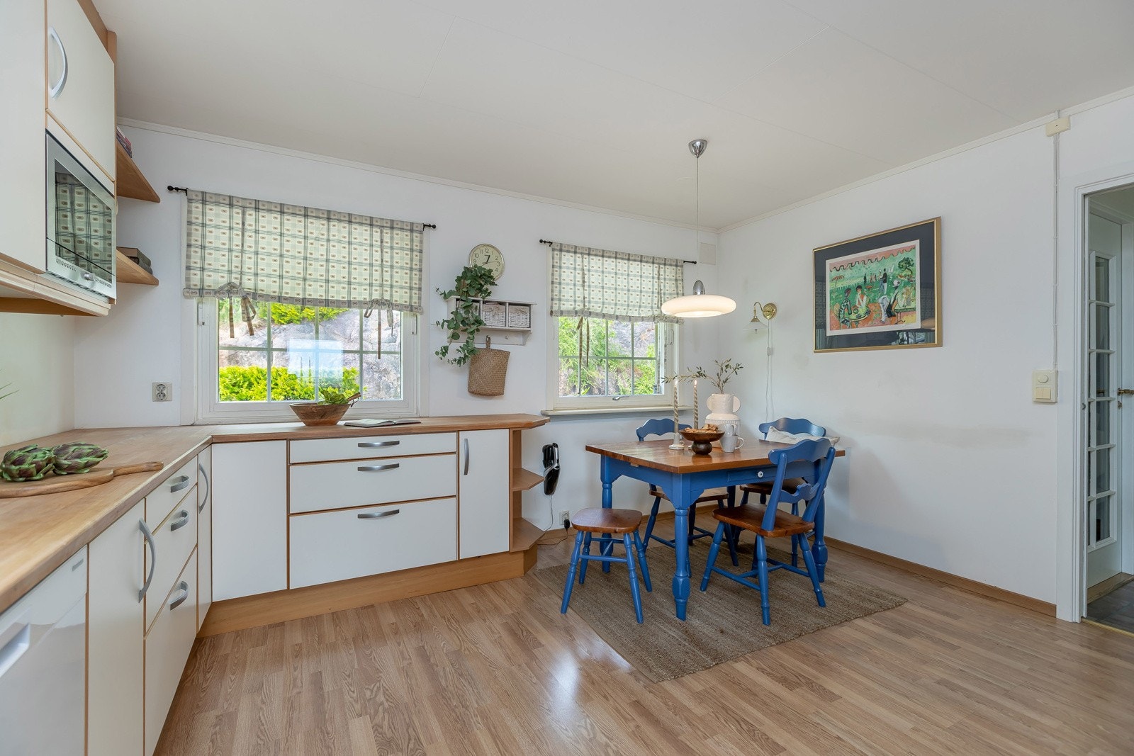 De to vinduene slipper inn lys i rommet Galleribilde