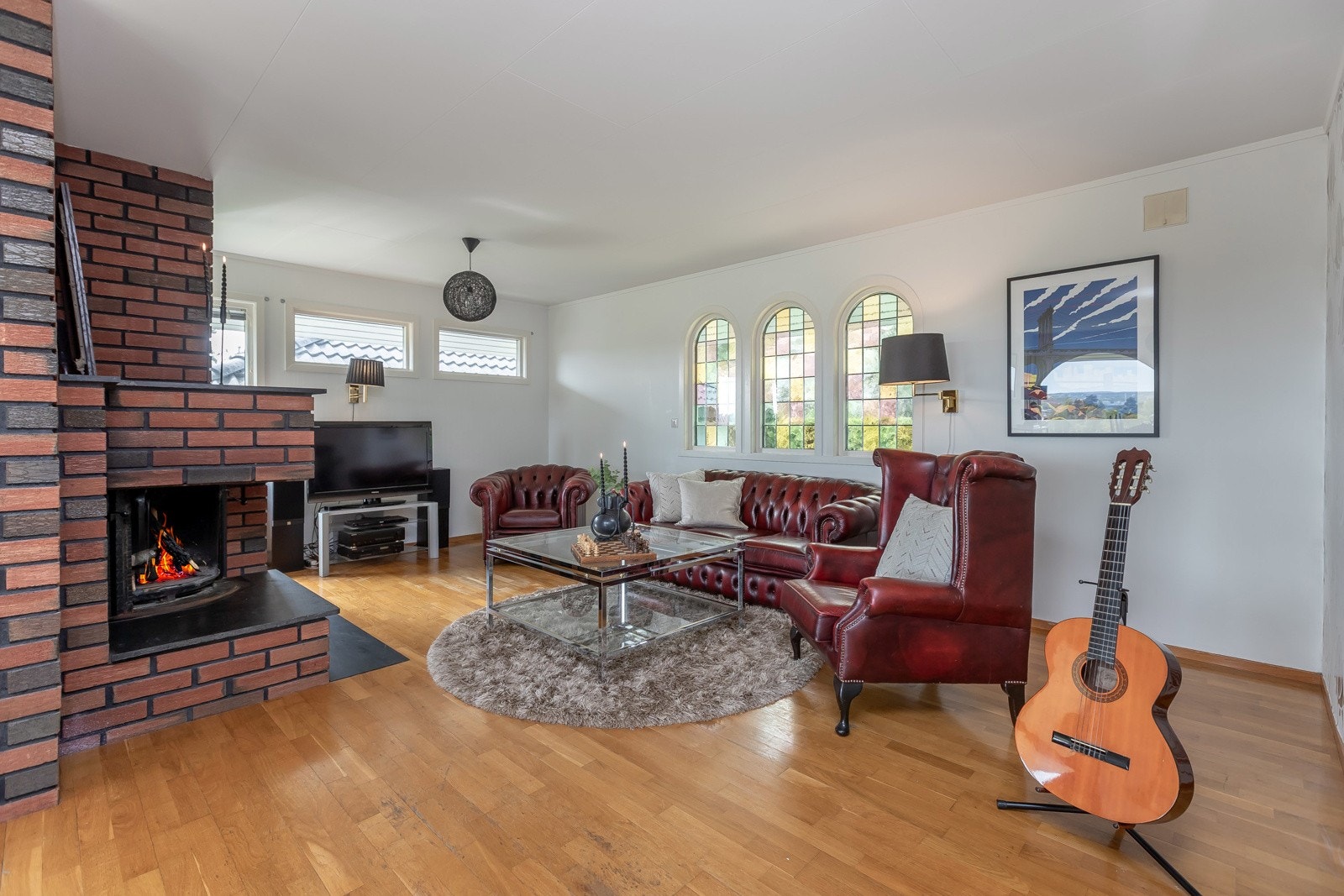 Den indre delene av stuen har en peis som skaper en intim atmosfære Galleribilde