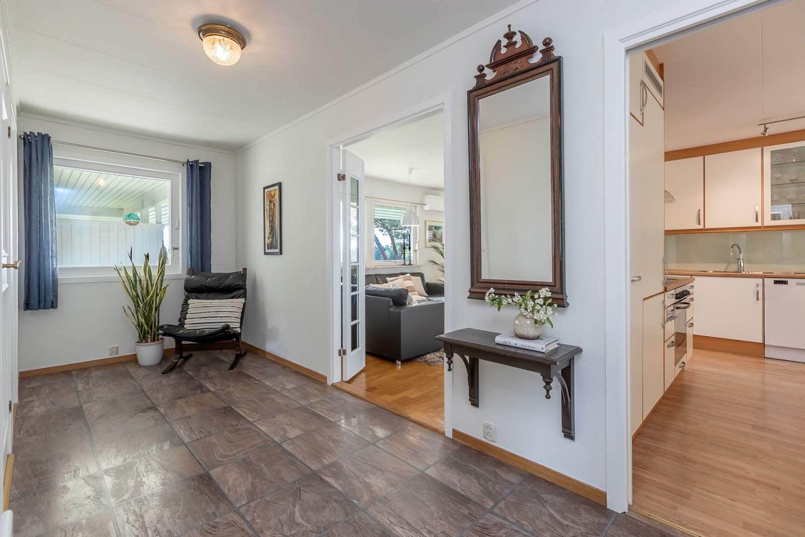 Mellomgang. Til venstre er det egen sone for soverom, bad og wc. Til høyere finner du kjøkken og stuen. Galleribilde