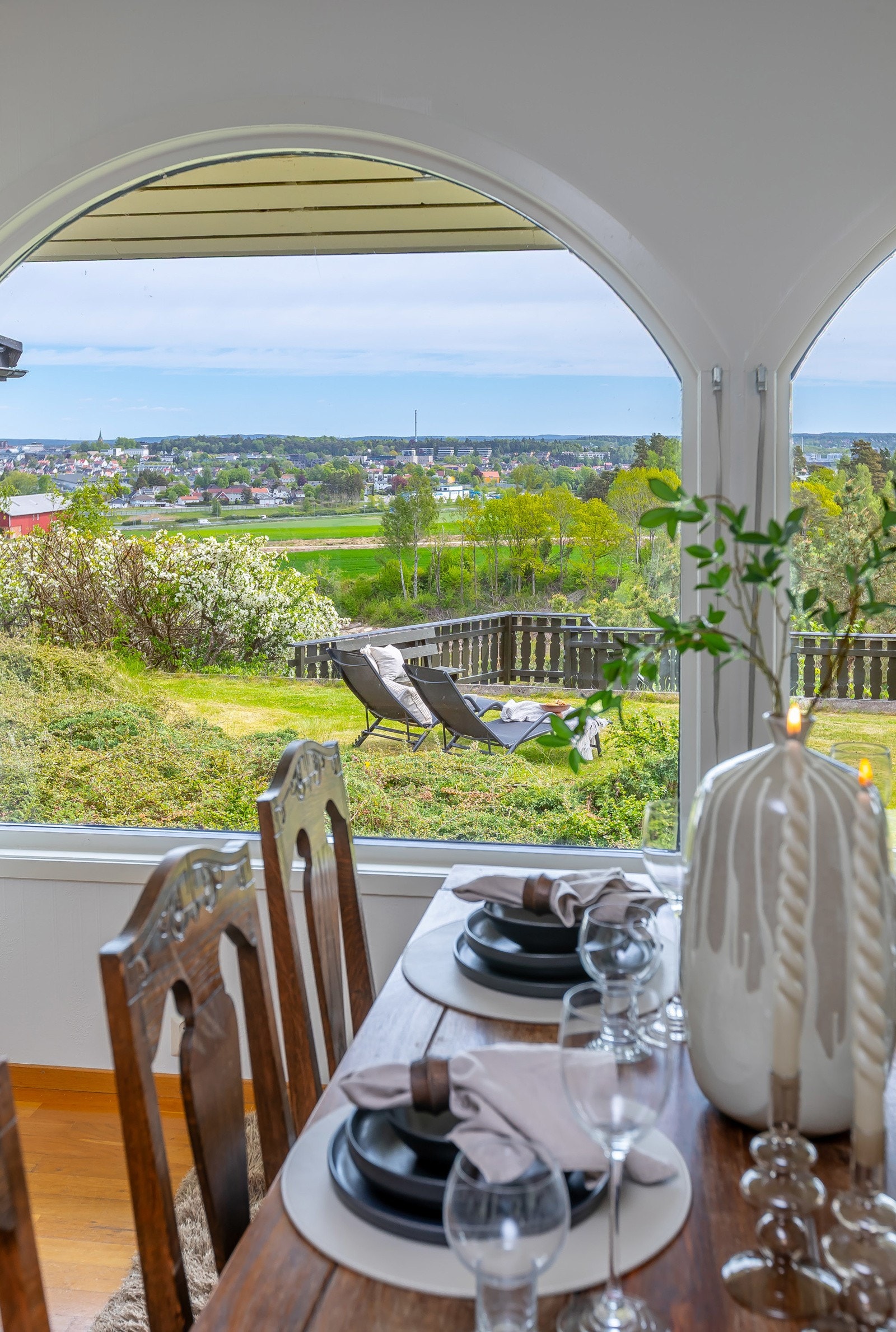 De buede vinduer gir et elegang inntrykk Galleribilde