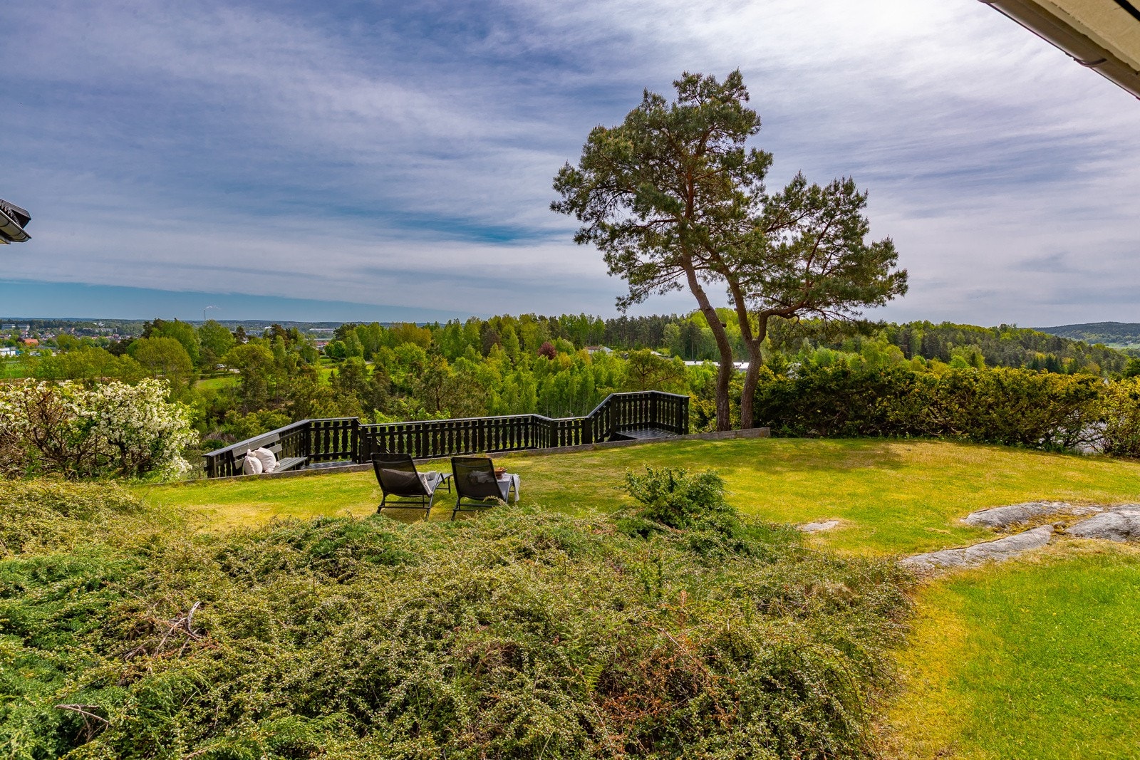 Vakker hage med god plass for å anlegge ev. et badebasseng på tomten. Galleribilde