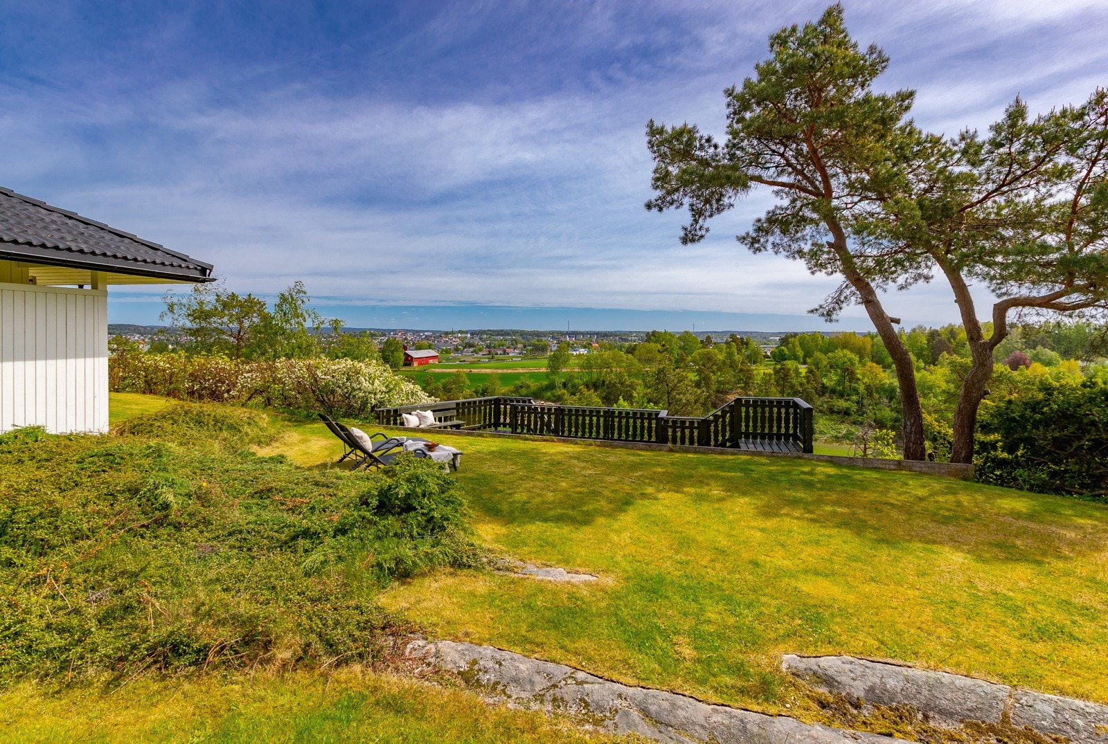 Her bor du i rolige og grønne omgivelser, samtidig som du har kort vei til Sarpsborg sentrum, skoler, barnehager og kollektivtransport. Et trygt og trivelig boligområde - perfekt for deg som ønsker både utsikt og privatliv. Galleribilde