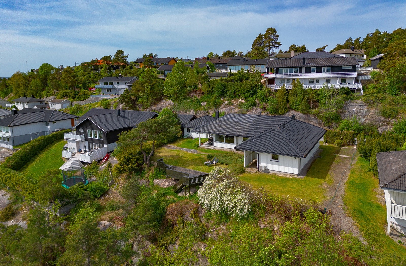 Velkommen til Nøtteveien 49 - en stor og innholdsrik familiebolig beliggende på en attraktiv utsiktstomt. Eiendommen har lite innsyn og byr på en nydelig utsikt mot Bjortoppen og Sarpsborg sentrum. Her får du en fredelig og skjermet tilværelse, samtidig s Galleribilde