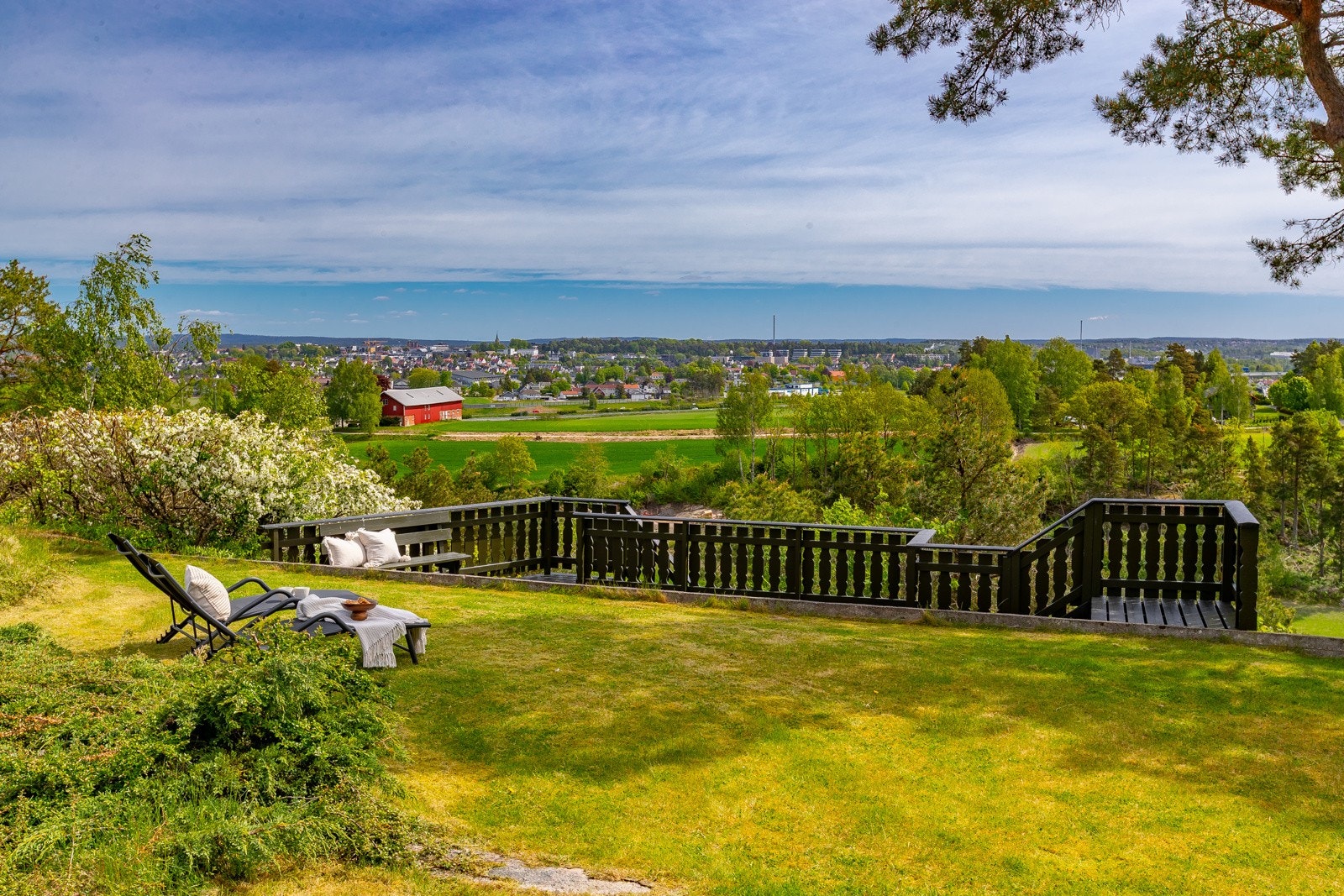 Boligen ligger høyt og fritt på en attraktiv utsiktstomt med lite innsyn og flott utsikt mot både Bjortoppen og Sarpsborg sentrum. Her bor du i fredelige omgivelser, samtidig som alt du trenger er i nærheten. Galleribilde