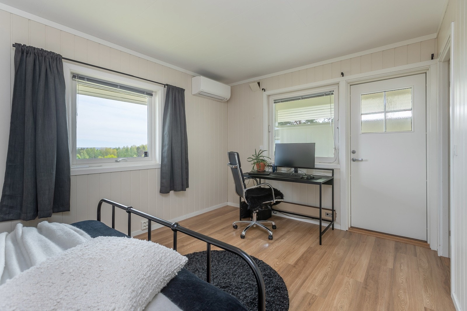 Soverom med varmepumpe og utgangsdør ut til hagen. Vegg i vegg ligger badet. Galleribilde