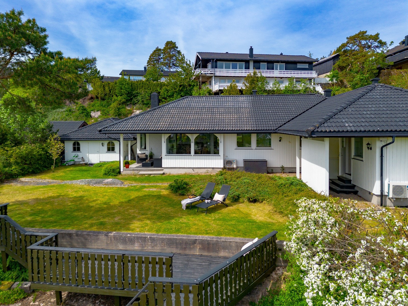 Uteareal - skjermet hage. Legg merke til egen inngang til høyre i sidefløyen. Galleribilde