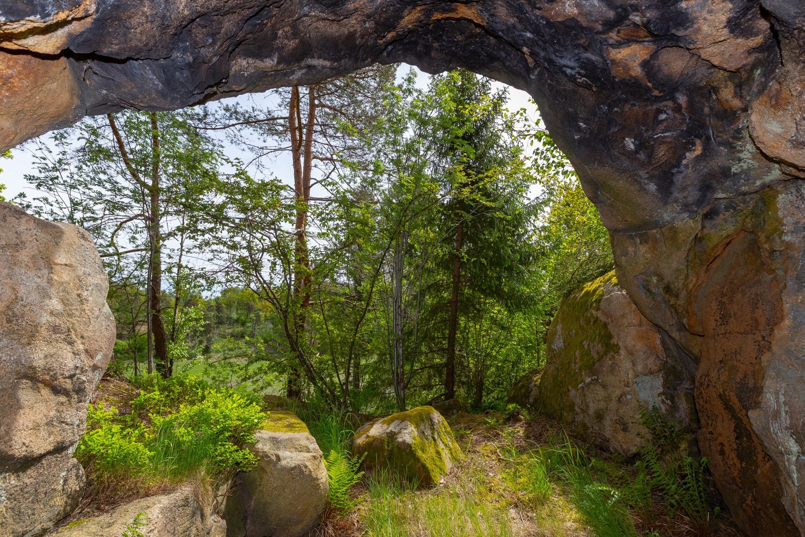 Hulen inne i fjellet ligger en liten klatrerute ned fra eiendommen. Galleribilde