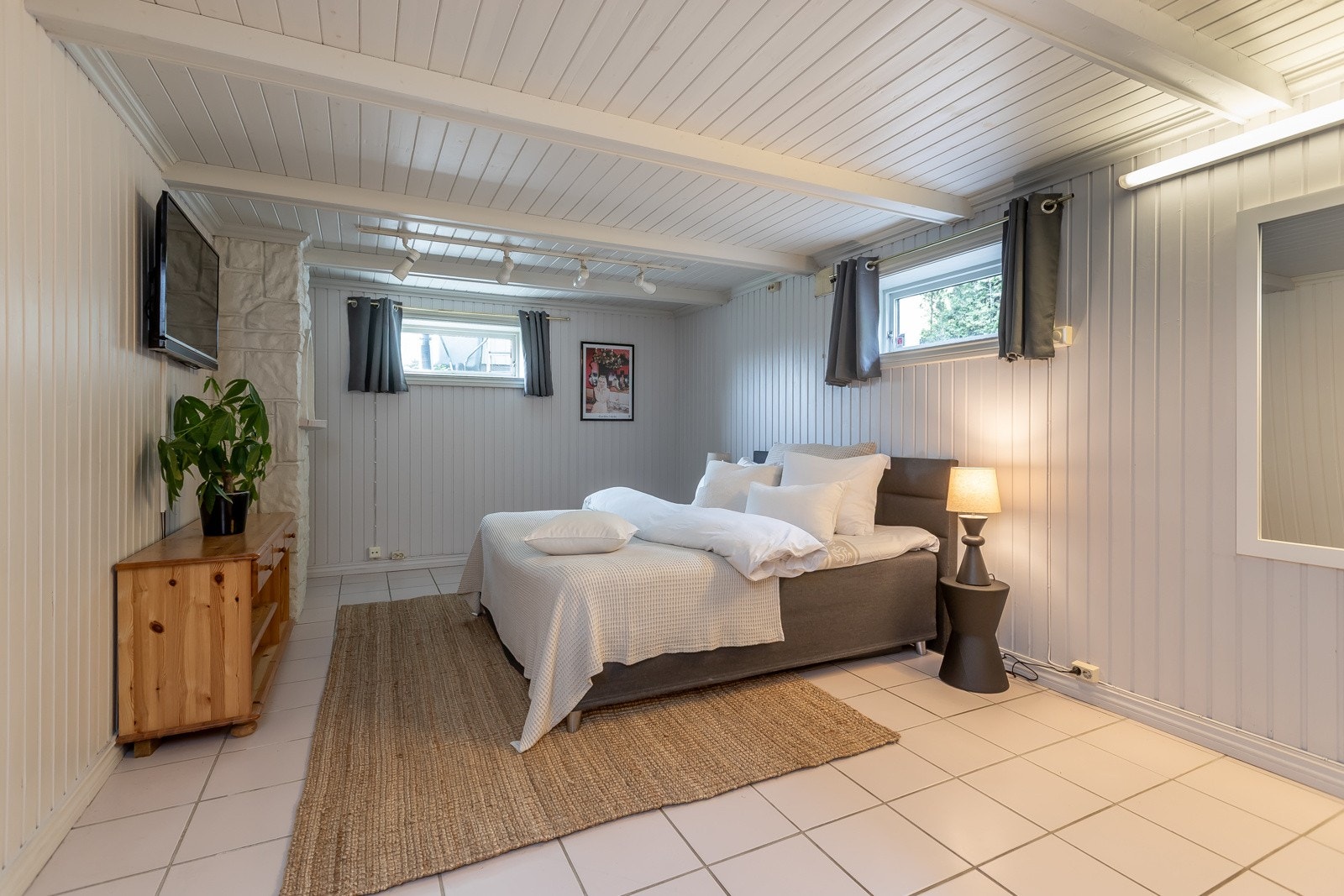 Kjellerstue - benyttes som soverom - er ikke søkt om bruksendring Galleribilde