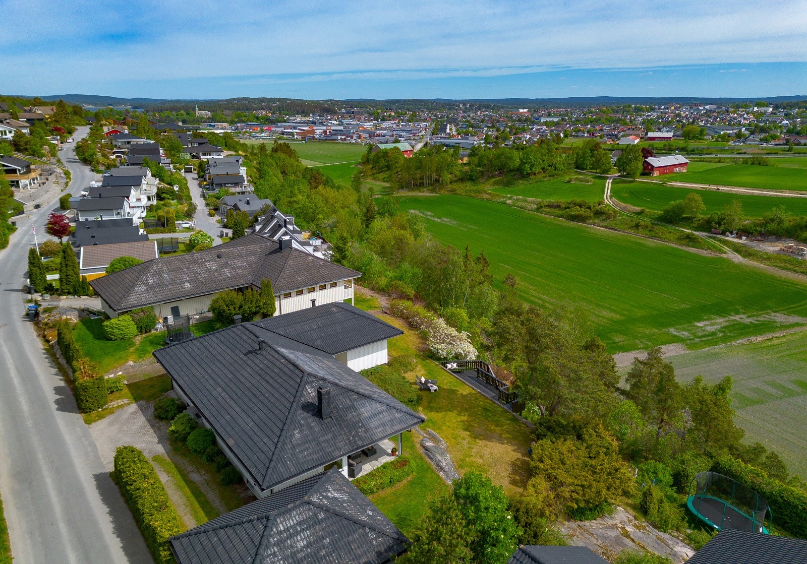 Eiendommen ligger på Hannestad - et populært og barnevennlig boligområde med kort vei til både E6, Sykehuset Østfold Kalnes, skoler, barnehager og gode kollektivtilbud. Dette gjør boligen ideell for både småbarnsfamilier og pendlere. Galleribilde