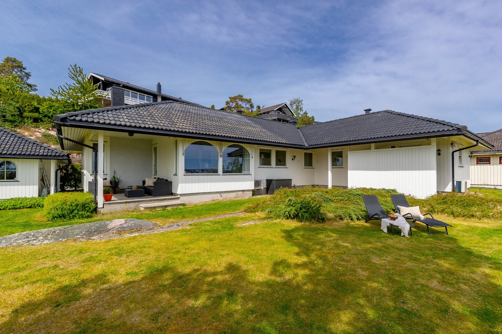 Nøtteveien 49 ? en solid og romslig enebolig fra 1980, oppført av velrenommerte Ka-La hus, kjent for sine funksjonelle planløsninger og robuste byggemetode Galleribilde