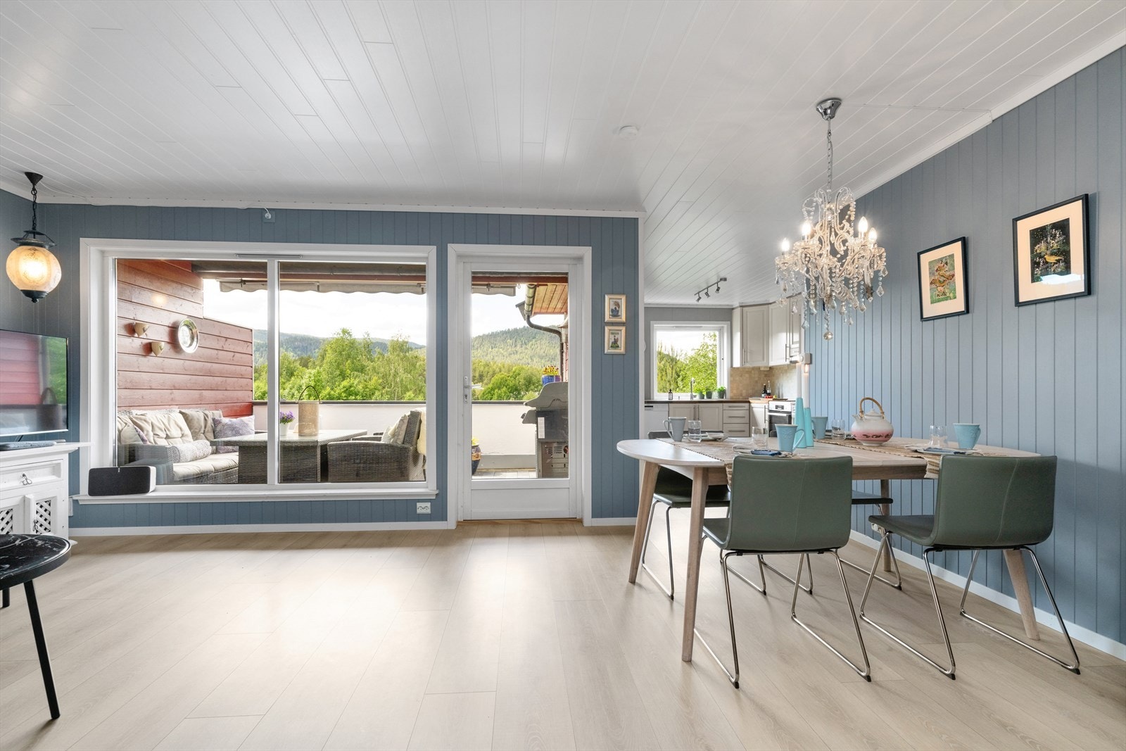Store vinduer og godt med naturlig lys. Galleribilde