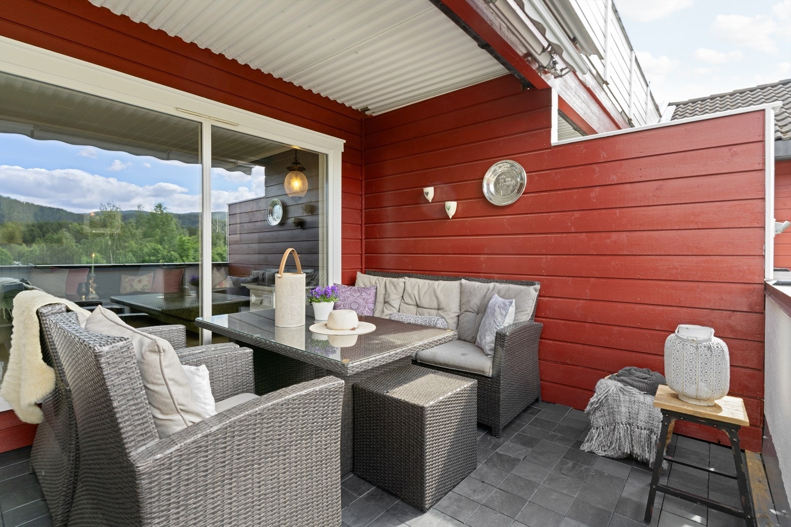 Balkongen er av god størrelse og har plass til utemøbler og grill. Delvis takoverbygd. Galleribilde