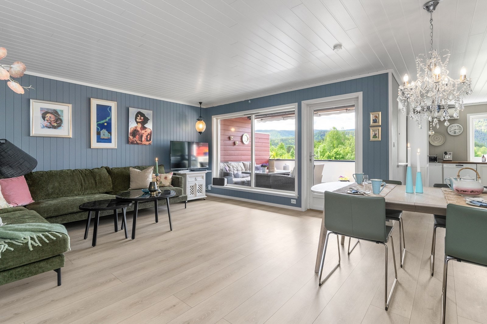 God plass til romslig sofagruppe og spisestue. Utgang til solrik balkong. Galleribilde