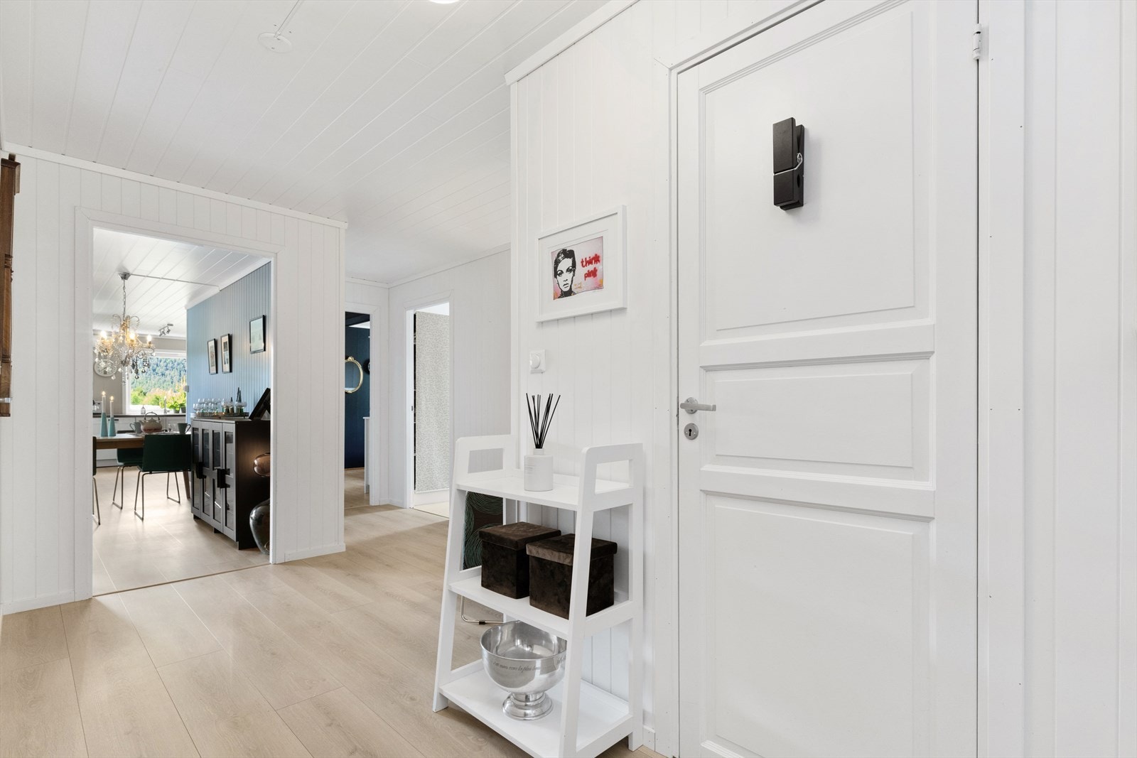 Entré/hall med inngang til et lite garderoberom. Lyse og innbydende overflater. Galleribilde